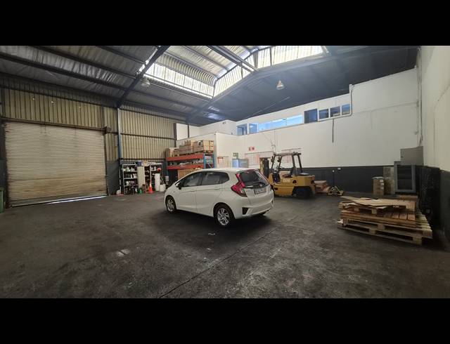 306M² WAREHOUSE TO LET IN JET PARK